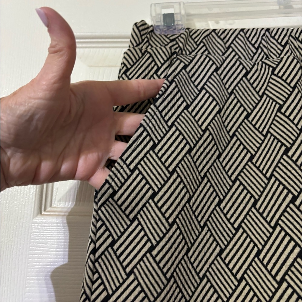 Geometric Pattern Black and White Women's Shorts - Unbranded - Picture 6 of 8